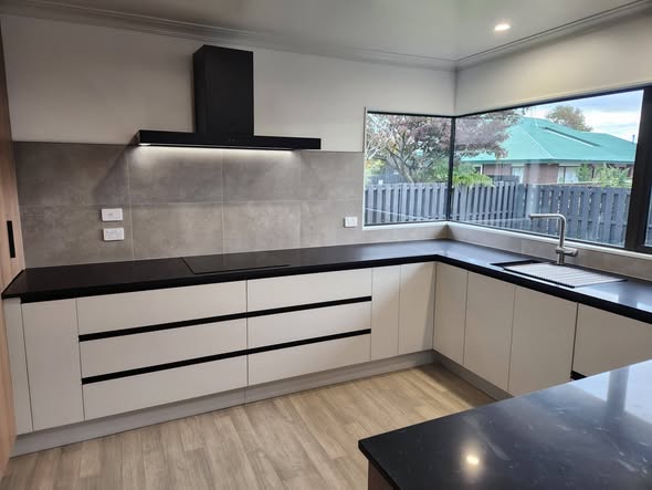 Grey large-format kitchen splashback U-shape