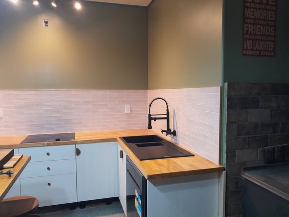 Pearl handmade-look laundry splashback in corner kitchen