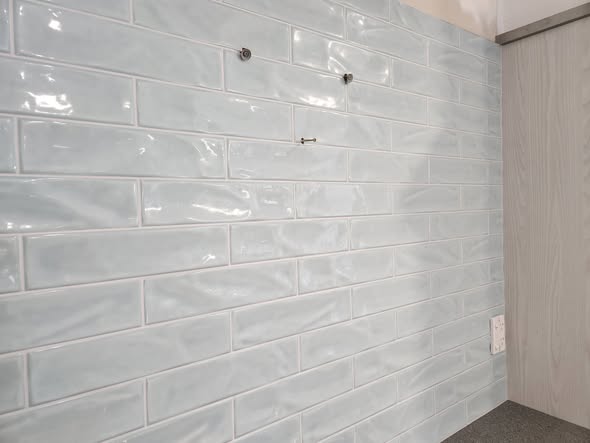 White handmade-look subway wall tiling